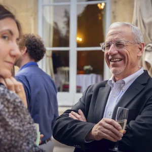 Reportage photo - Intervenants discutant pendant la pause entre conférences PCS à Paris 2025