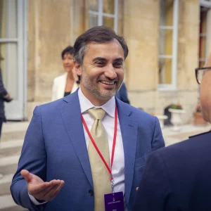 Reportage photo - Capture d'un moment de partage lors du temps de cocktail au Paris Cyber Summit 2025