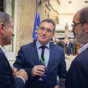 Reportage photo l'évènement PCS 2025 - Discussions autour d'un verre pour les professionnels de la cybersécurité