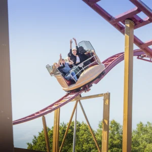 Reportage photo - Participants profitant de l'attraction Time Machine à Tilburg Kermis