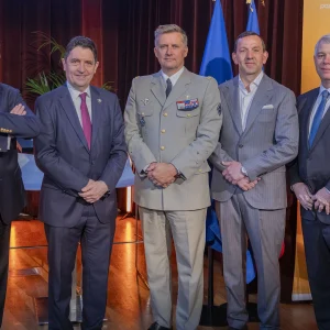 Reportage photo - Photo de groupe des participants au Paris Cyber Summit 2025