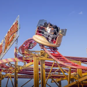 Reportage photo personnes en action sur l'attraction Time Machine à Tilburg Kermis