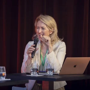 Reportage photo - Intervenant en pleine prise de paroles au PCS 2025