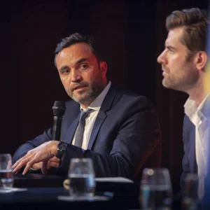 Reportage photo - Moment capturé d'un débat entre experts au PCS à Paris