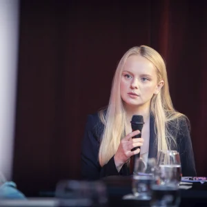 Reportage photo - Présentation d'un intervenant sur scène au Paris Cyber Summit 2025