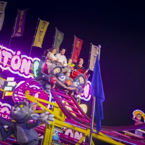 Reportage photo à la Feria de Séville - expérience nocturne du spinning coaster à la ferma de Séville