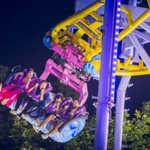 Reportage photo à la Feria de Séville Ala Delta - passagers suspendus sur le gliding coaster Ala Delta, expérience à Séville