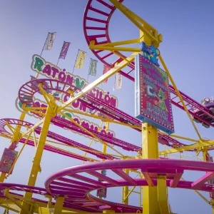 Reportage photo à la Feria de Séville - attraction foraine et ses couleurs vives