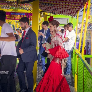 Reportage photo à la Feria de Séville - passagers attendant de monter sur le spinning coaster à la feria