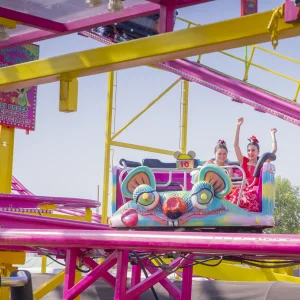 Reportage photo à la Feria de Séville - wagon du spinnning coaster avec des passagers en pleine rotation