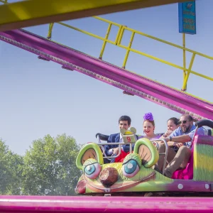 Reportage photo à la Feria de Séville - passagers capturé à l'intérieur du manège, sensations et émotions au cœur de la fête
