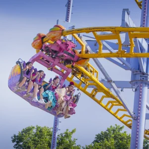 Reportage photo à la Feria de Séville Ala Delta - capture d'un moment d'adrénaline dans un virage de l'attraction