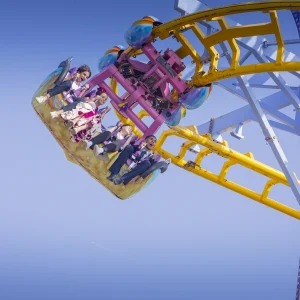 Reportage photo à la Feria de Séville Ala Delta - rails surélevés et wagons suspendus du gliding coaster sous un ciel bleu