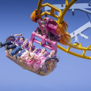 Reportage photo à la Feria de Séville Ala Delta - passagers profitant de l'altitude et du panorama sur le gliding coaster Ala Delta