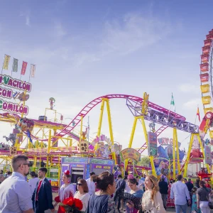 Reportage photo à la Feria de Séville - vue plein pied de l'attraction pendant les festivité de la Feria