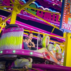 Reportage photo à la Feria de Séville - vue rapprochée des wagons tournants de l'attraction