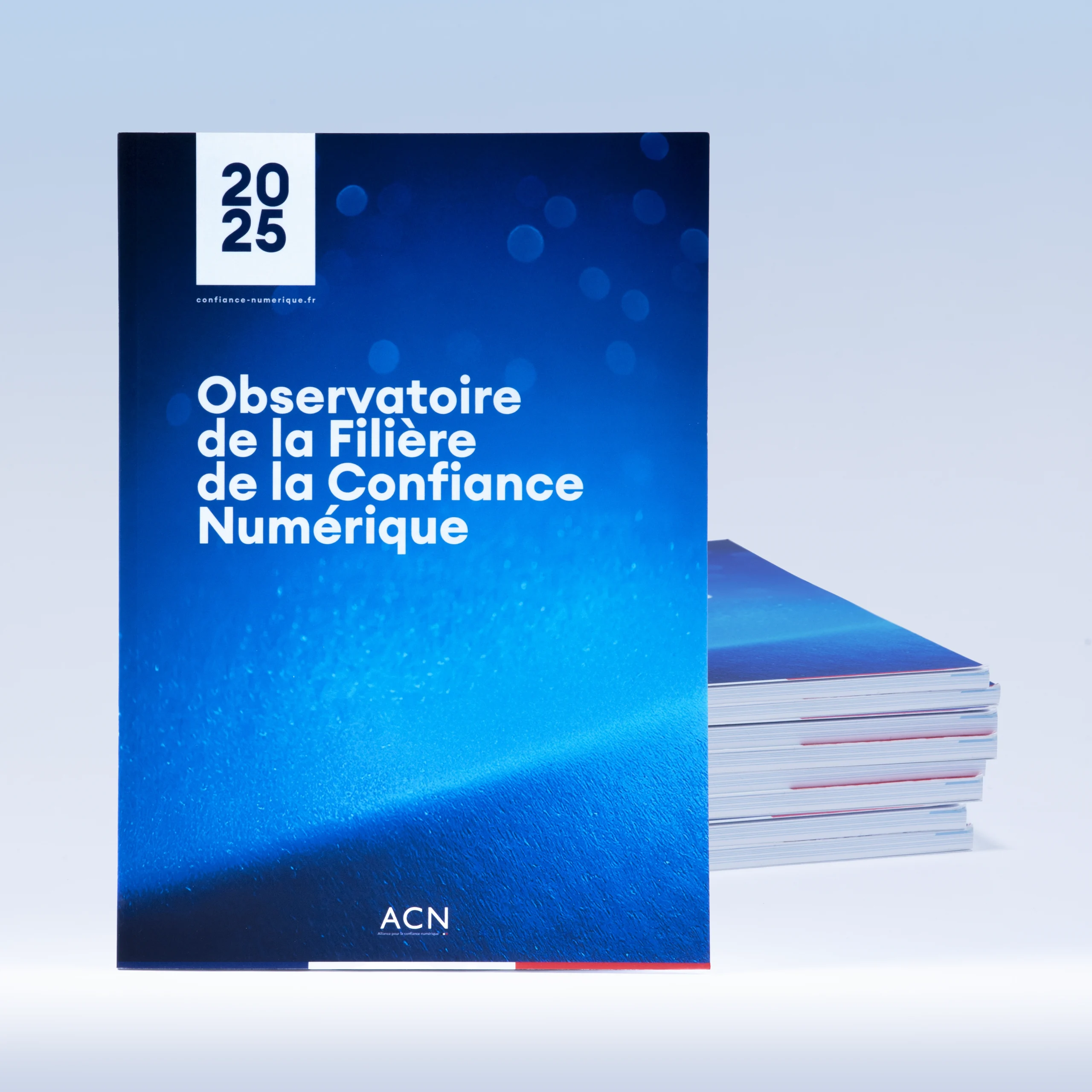 ACN Observatoire 2025 pile de livre et couverture ACN observatoire - photo d'une pile de livre et mise en avant de la couverture