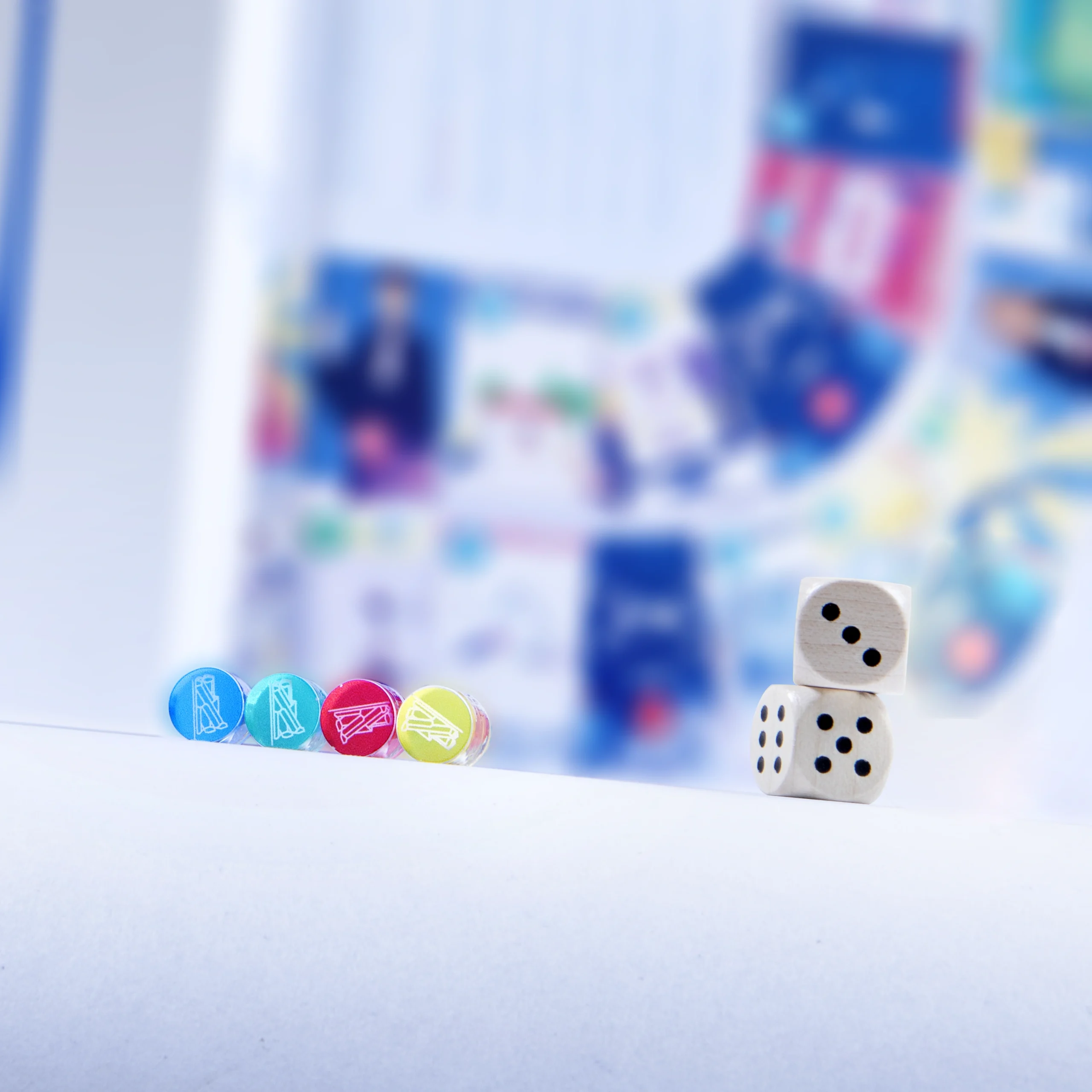 Houdart & Associés jeu de loi - photo des pions et dés du plateau de jeu