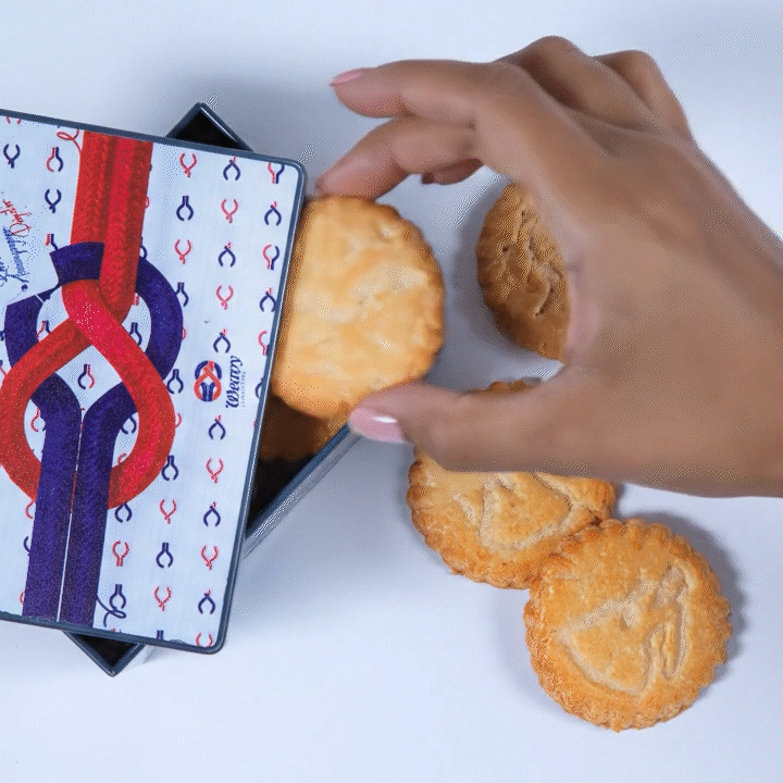 Weavy gif boîte à gâteaux Gif Weavy - main qui d'une femme qui prend un biscuit dans une boîte à gâteau