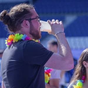 Reportage photo événement caritatif - homme de profil qui boit un verre