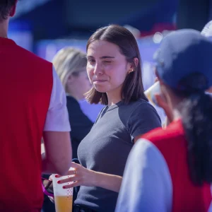 Reportage photo match de football célébration après match - femme au milieu de la foule