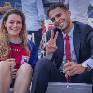 Photo prise par l'Agence Verveine d'un duo au stade de football de France