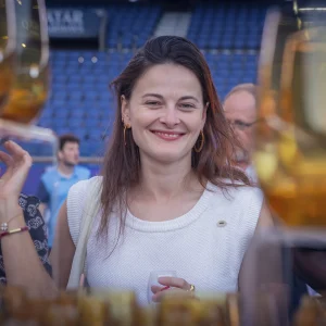 Reportage photo Agence Verveine d'un événement caritatif - une femme derrière un bar