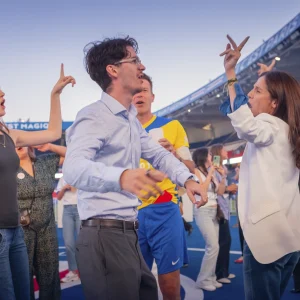 Reportage photo au stade de France - célébration du soir avec une foule dansante Agence Verveine