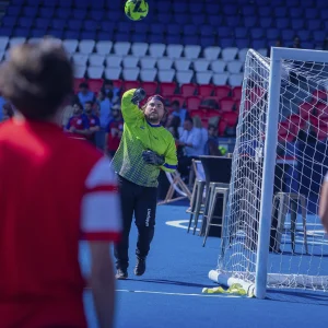 Reportage photo d'un événement de match de football organisé pour une action caritative