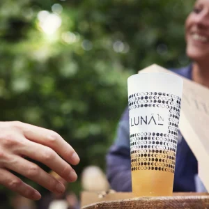 Reportage photo pour Luna'in - Main d'homme qui prend un verre de bière