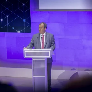 Reportage photo - prise de vue de Laurent Tardif derrière le pupitre
