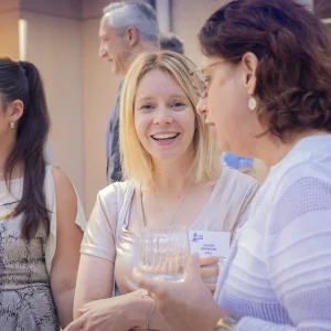 Reportage photo lors de la FIEEC par l'agence Verveine - Femme souriante qui discute lors de l'événement