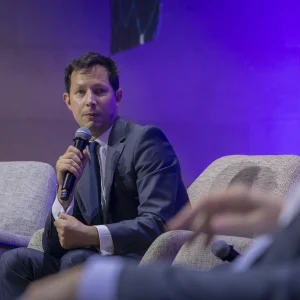 Reportage photo Agence Verveine - prise de parole d'un expert lors d'un événement professionnel de la FIEEC