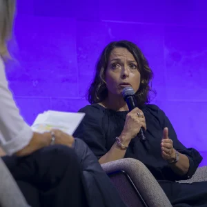 Photo reportage par l'agence Verveine - intervention d'une participante lors d'une table ronde organisé par la FIEEC