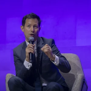 Photo prise par l'agence Verveine - discours d'un intervenant devant le public lors d'une conférence FIEEC
