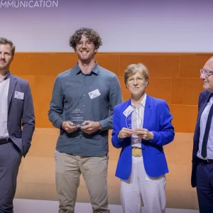 Reportage photo Agence verveine - remise de prix sur scène lors de l'événement de la FIEEC devant les participants