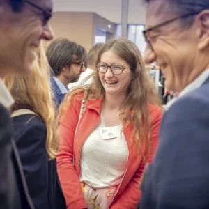 Reportage photo par l'Agence Verveine - moment convivial de discussion entre participants lors de l'entracte de la FIEEC