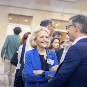 Photo prise par l'agence Verveine - échange entre acteurs du secteur lors d'un temps de pause l'événement organisé par la FIEEC