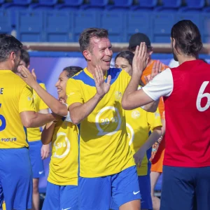 Reportage photo réalisé par l'agence Verveine capture du moment des félicitations entre équipes et joueurs