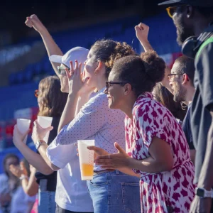 Reportage photo lors d'un événement caritatif - public motivé