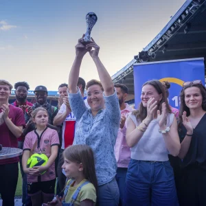 Reportage photo de l'agence Verveine pour un match de football caritatif - soulèvement de la coupe par l'équipe gagnante