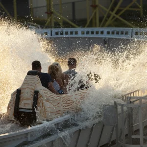 Photo d'une famille dans un flume de l'attraction Aqua Gaudi au Prater de Vienne en Autriche.