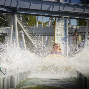 Flume Aqua Gaudi Reverchon : attraction aquatique pour les familles Photos faites par l'Agence Verveine Enfants et parents souriants, éclaboussures.