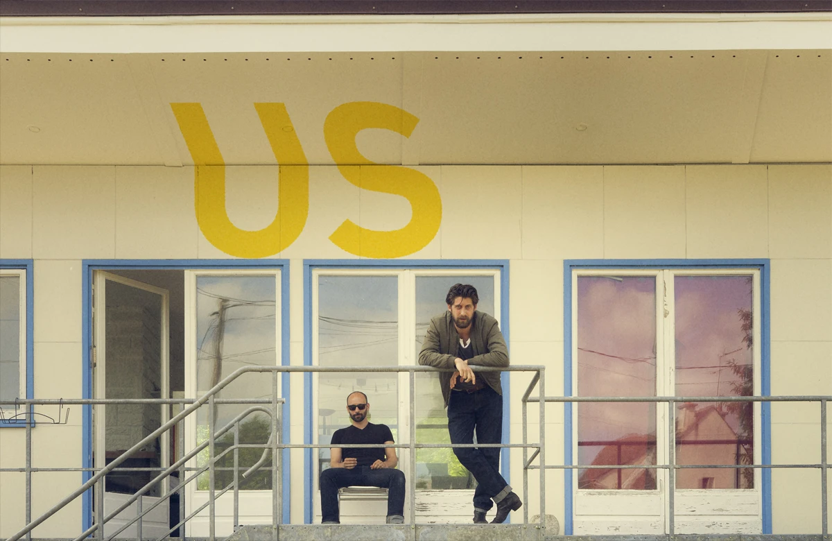 US - Tour du monde - Ambiance Jaune - Agence Verveine US - Tour du monde - visuelle des deux musiciens de l'album - Agence Verveine