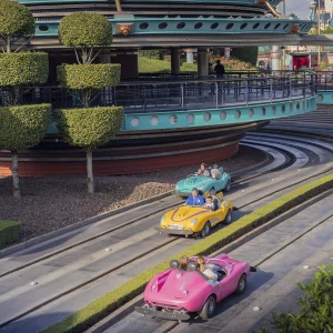 Reportage photo à Disney par l'agence Verveine de l'attraction Autopia des voitures colorées