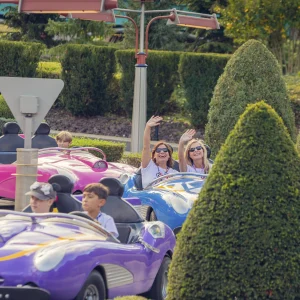 Reportage photo de l'agence Verveine au Parc Disney - Autopia l'attraction de voitures sur circuit