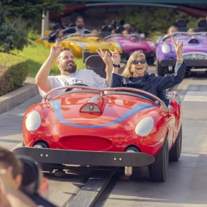 Reportage photo - voitures Autopia roulant sur piste dans Dinsey