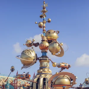Reportage photo - attraction Orbitron avec fusées en rotation à Disney par l'agence Verveine