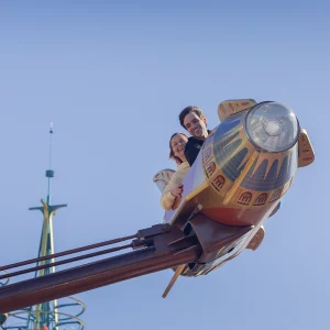 Reportage photo - fusées Orbitron tournant autour des planètes au Parc Disney