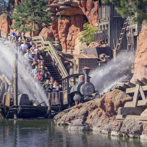 Reportage photo dans le Parc Disney par l'Agence Verveine - Train de la mine avec splash d'eau